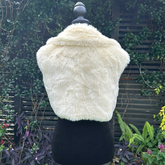 Snowy Faux Fur Bolero M - Picture 4 of 9